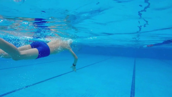 水下拍摄少年在游泳池游泳震撼翻滚一组