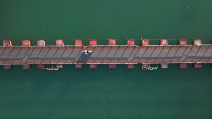 阳光下桂林小河上的浮桥