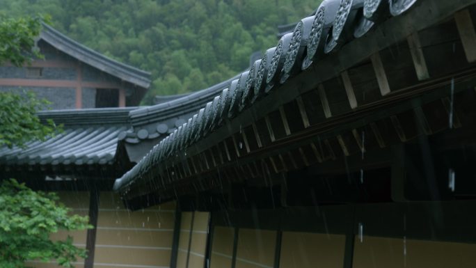 香山教寺屋檐雨景