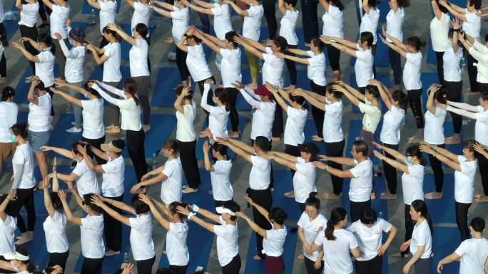 广场瑜伽大会迎接全民健身日