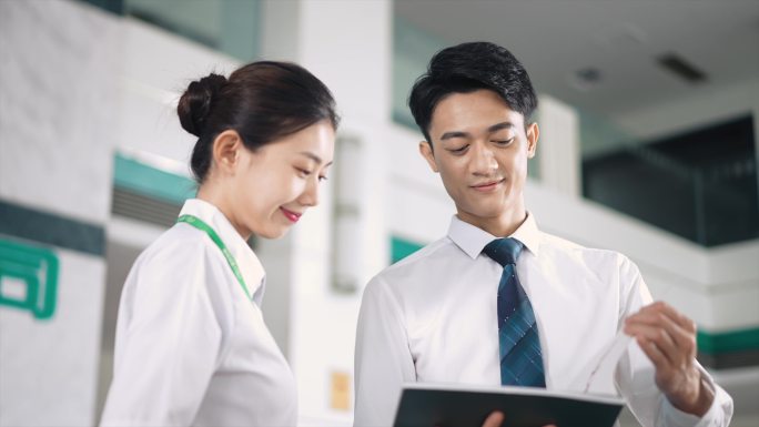 女子为客户讲解介绍翻宣传册