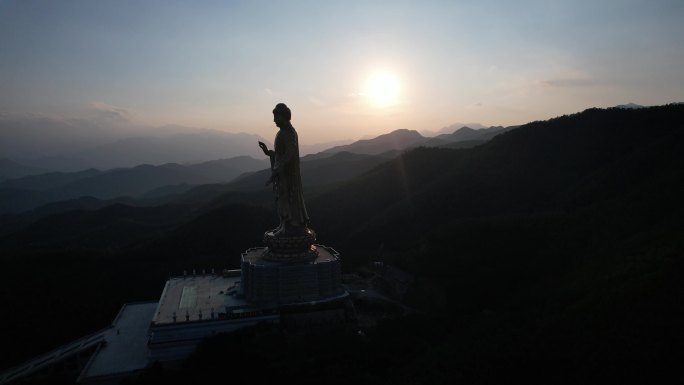 环绕日出大佛大山山林