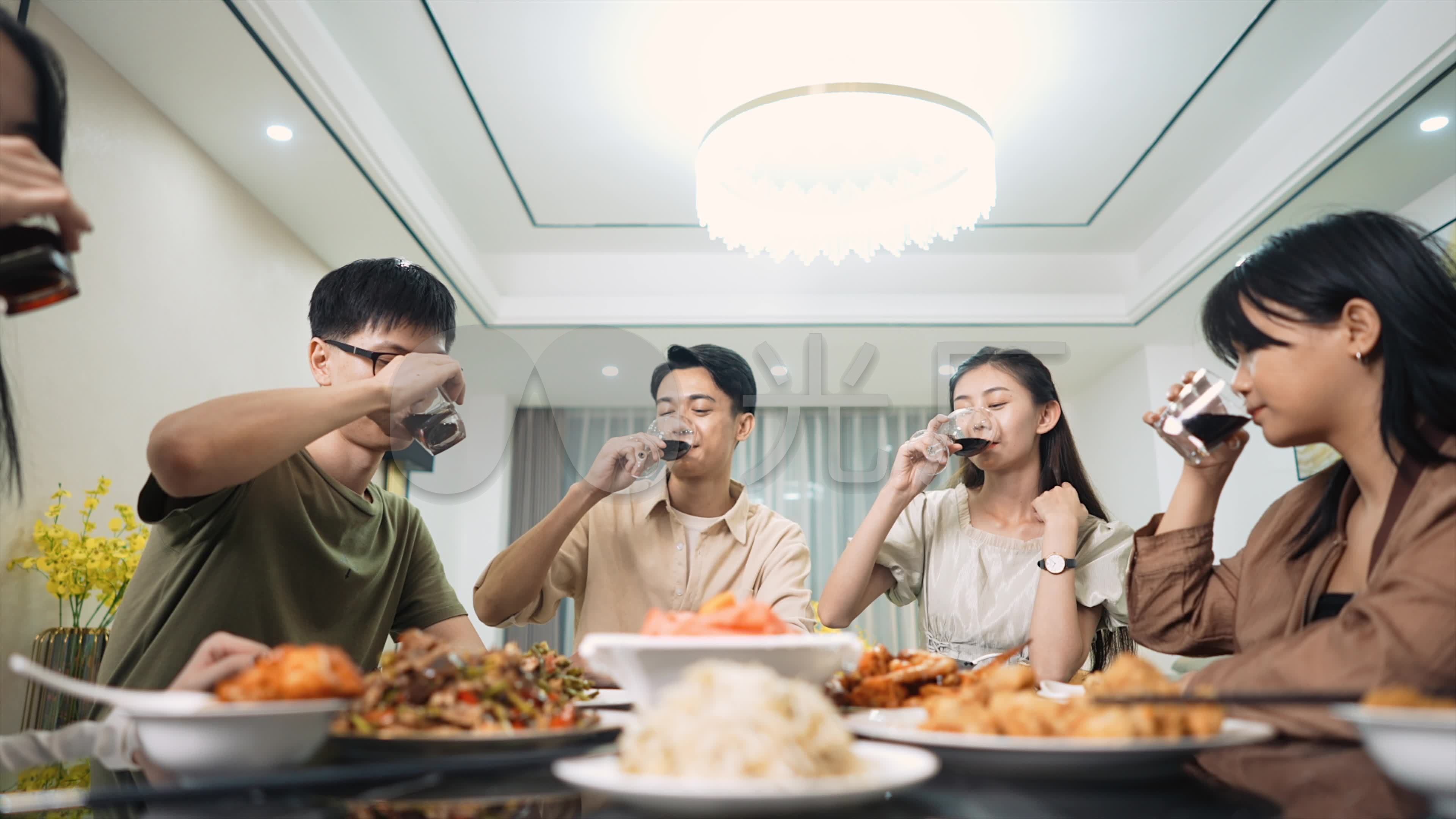 搞笑家庭聚会短视频制作 家庭聚餐，这么好吃的美食 都是来自于家公的厨艺噢 可以开个馆子了