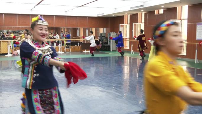 歌舞团排练厅排练多民族融合节目舞蹈节目
