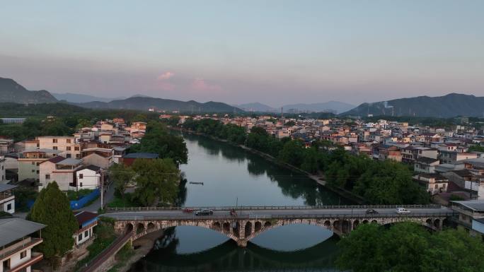 傍晚日落时分桂林小河两岸的村庄和桥梁