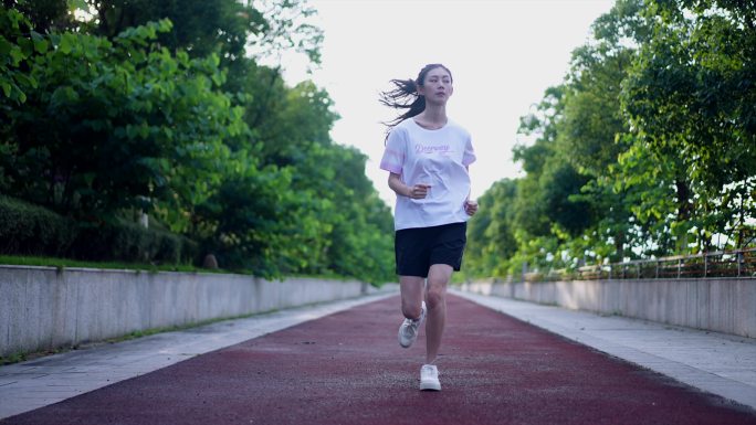 女子在湖边跑步