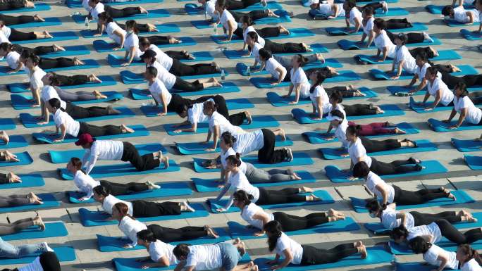 广场瑜伽大会迎接全民健身日