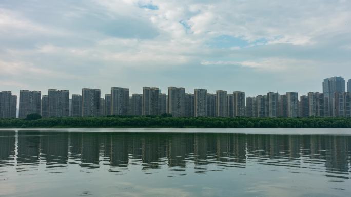 浑河和岸边建筑雨后