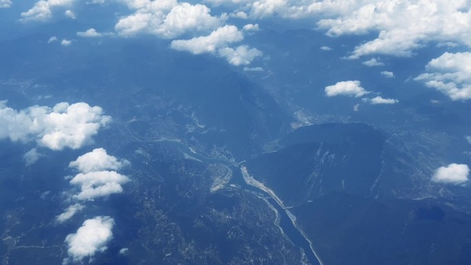 飞机上拍摄高空白云流动景色