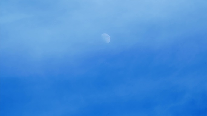 蓝天飘云月亮