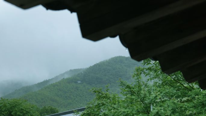 寺庙屋檐雨景远山