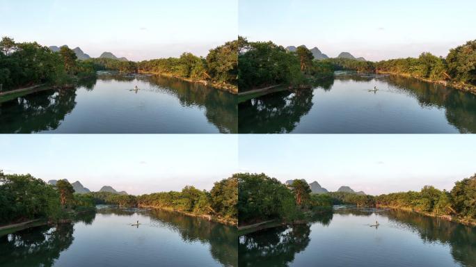 夏日阳光下桂林小河上的竹筏