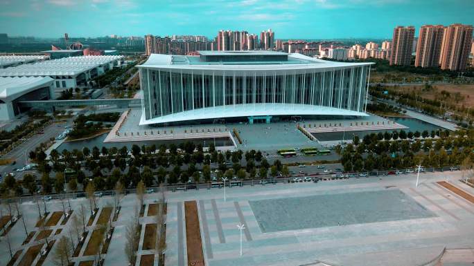 西安现代建筑沿湖而建的浐灞国际会展中心