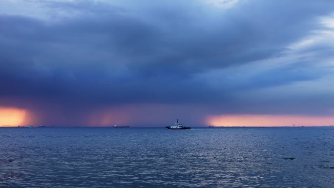 大海船只积雨云