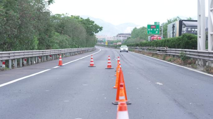 4K高速路上 修路  封路  工程车