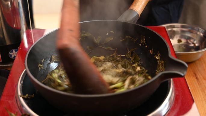 广西非遗保护项目“桂林油茶”的烹制过程