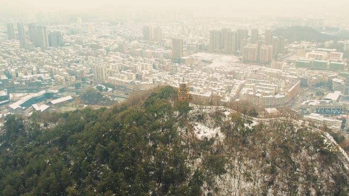 航拍临安钱王故里功臣山功臣塔雪景