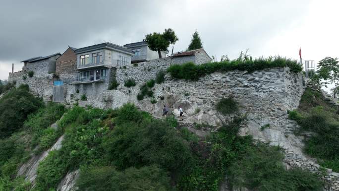 男子爬山探险秦岭爬山野外旅行嘉午台航拍