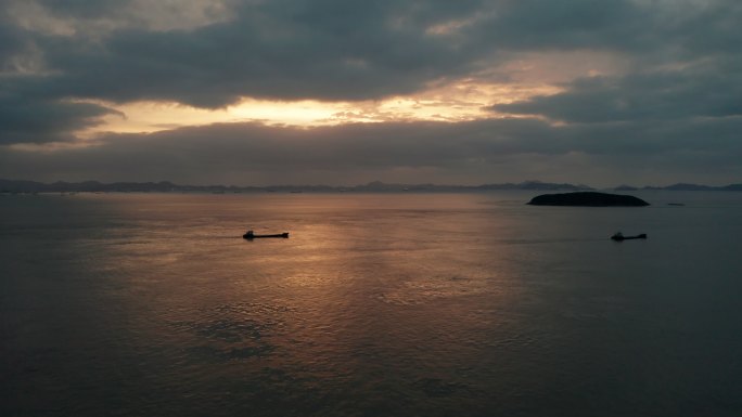 宁波北仑郭巨日出清晨海面小岛船