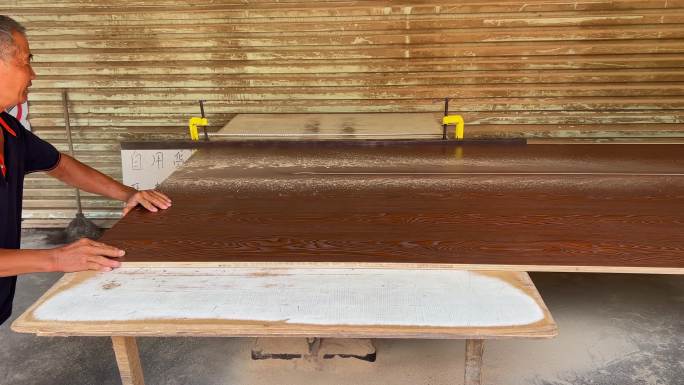 一位家具木工在用电锯台切割木板