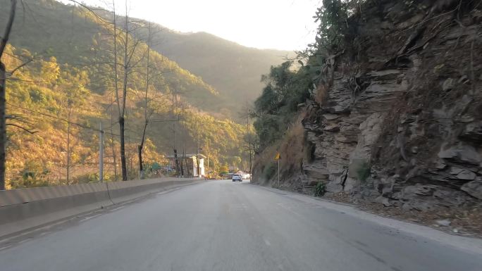 岩石山间余辉行驶