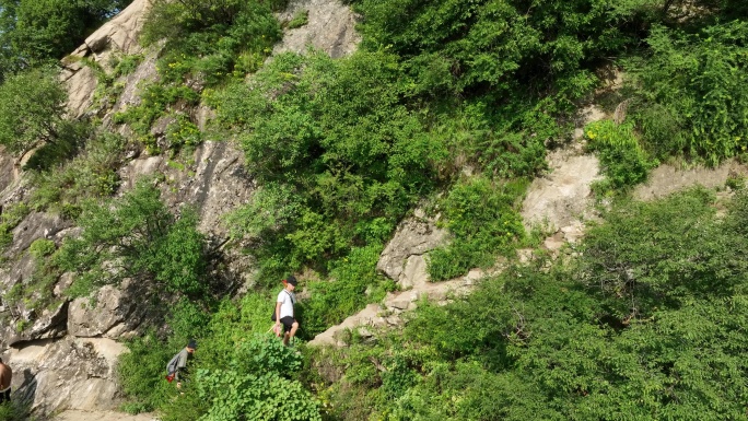 男子爬山探险秦岭爬山野外旅行嘉午台航拍