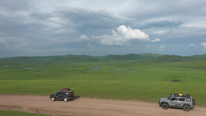 内蒙古呼伦贝尔车队行驶在草原上恩河