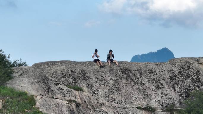 男子爬山探险秦岭爬山野外旅行嘉午台航拍