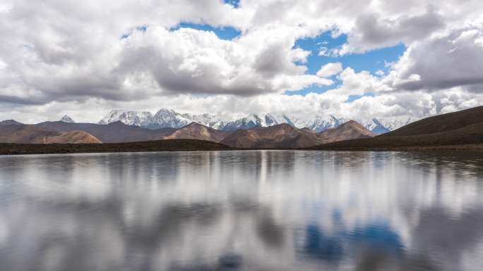 川西贡嘎雪山水面倒影延时