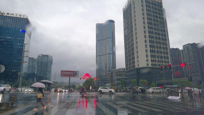 城市下雨天马路街道车流人群