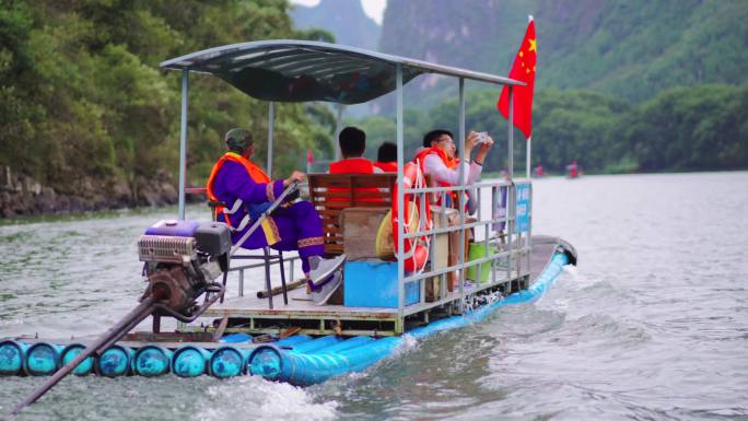 桂林漓江上乘船的游客