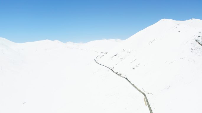 4K西藏左贡县东达山雪景与国道318航拍