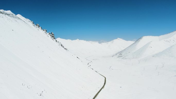 4K西藏左贡县东达山雪景与国道318航拍