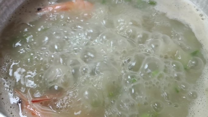 沸腾的海鲜汤锅