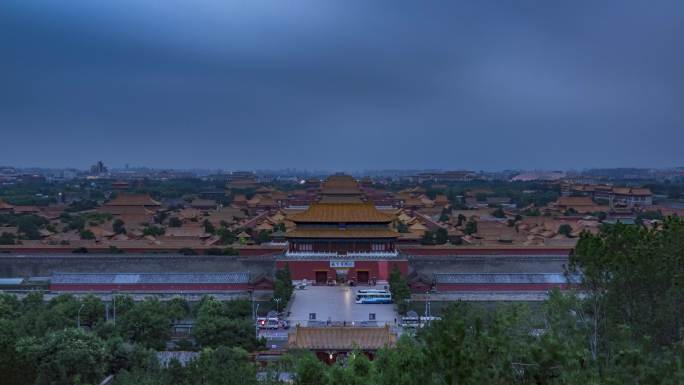北京中轴线｜景山公园俯瞰故宫阴天日转夜