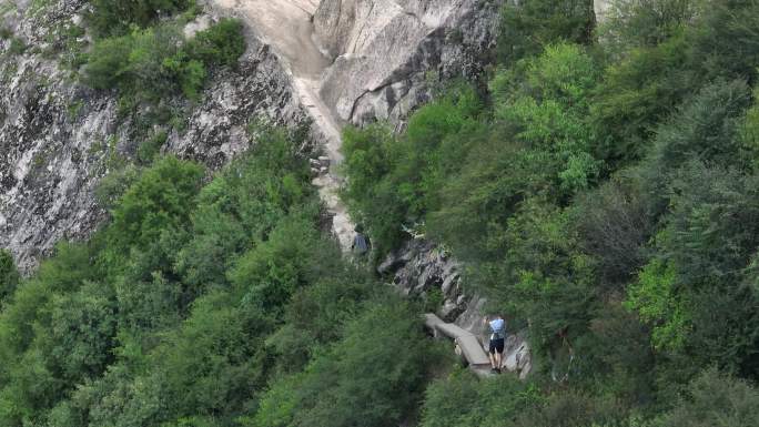 男子爬山探险秦岭爬山野外旅行嘉午台航拍