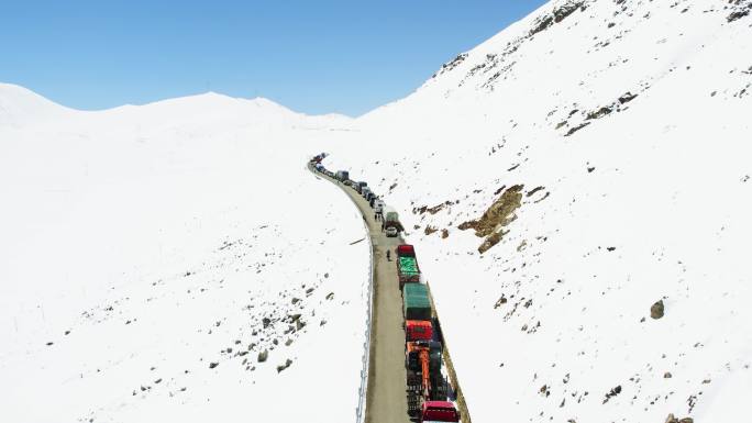 4K西藏左贡县东达山雪景与国道318航拍