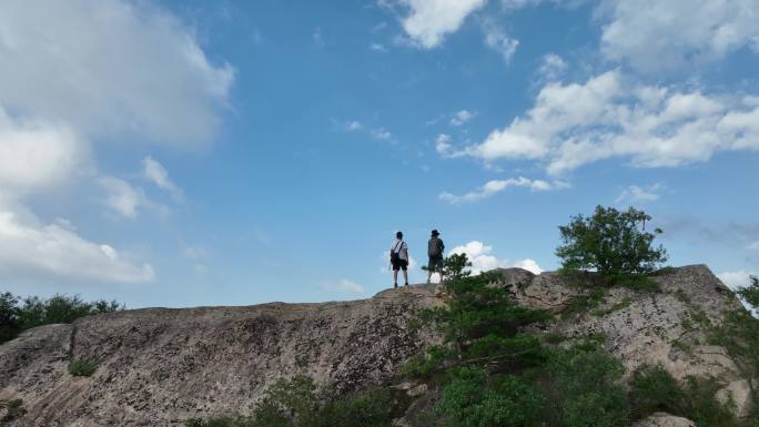 男子爬山探险秦岭爬山野外旅行嘉午台航拍