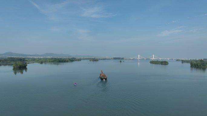 航拍襄阳汉江货船航行水运自然风光