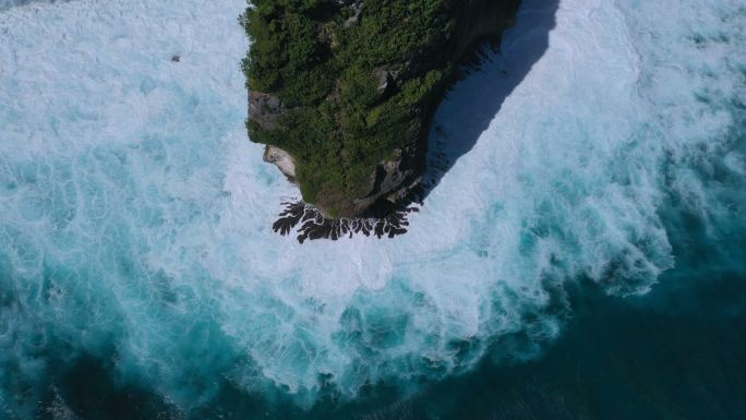 俯瞰海浪冲击海岸悬崖及海洋白色泡沫