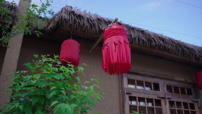 4k茅草屋泥土房大红灯笼高高挂