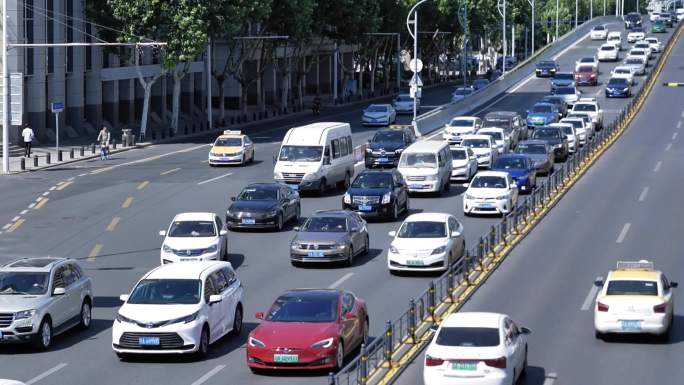 夏季烈日高温下行驶的汽车