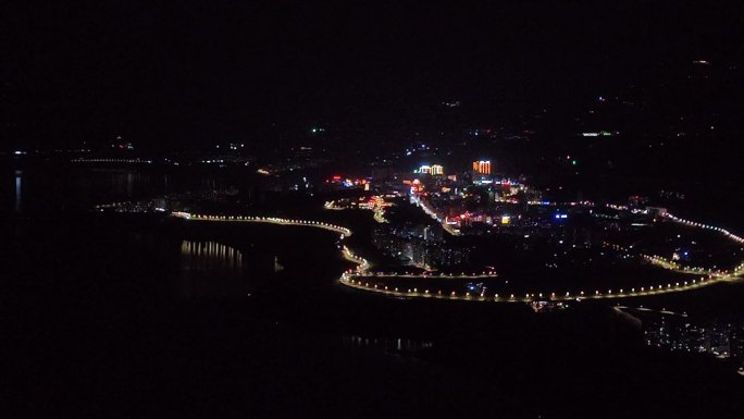 夜晚湖泊边小城夜景