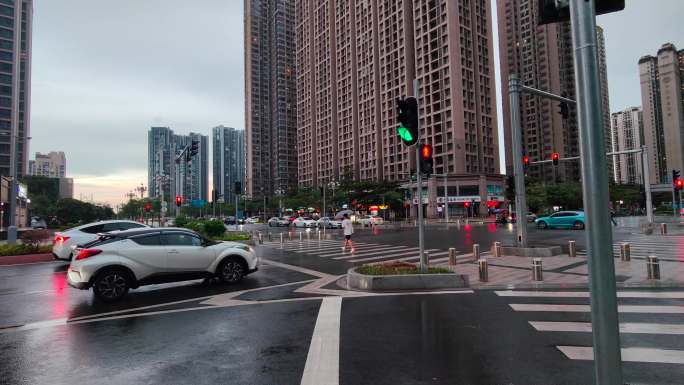 广州广钢新城雨中十字路口