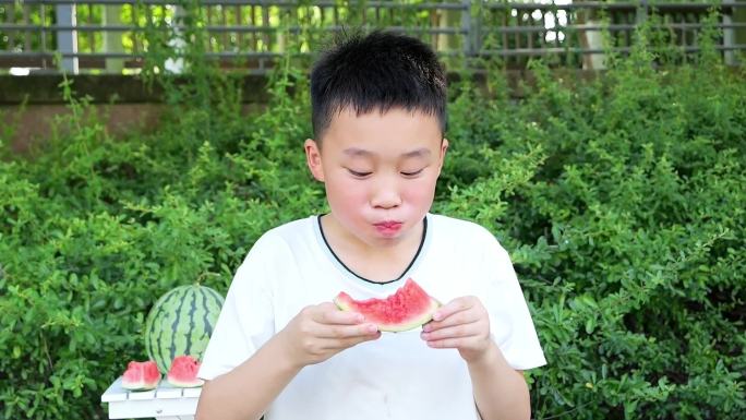 小朋友吃西瓜