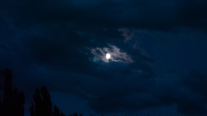 乌云翻滚 云遮月 月亮 乌云密布