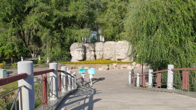 公园桥头的雕塑