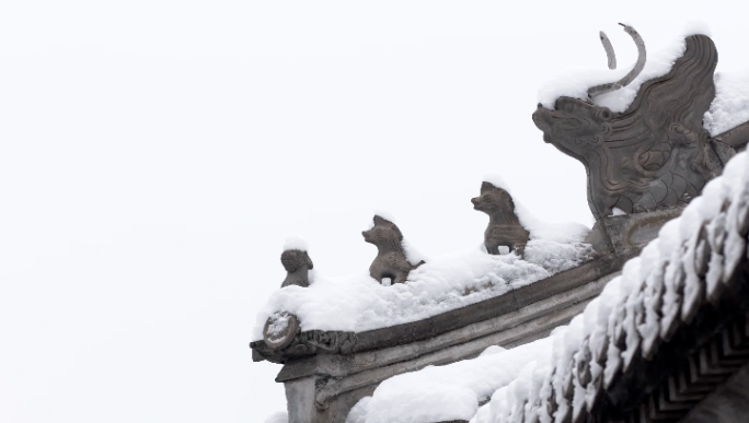 北京胡同屋檐雪景