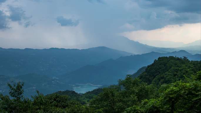 山峰间下雨