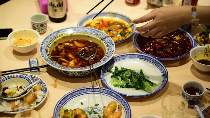 椒香麻龙鱼四菜一桌用餐环境